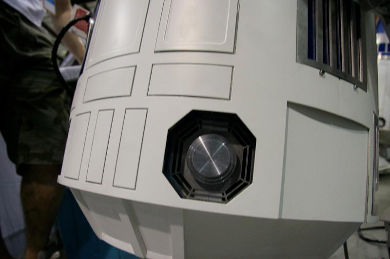 Illustration for article titled DIY R2-D2 Is Even Better than the Real Thing